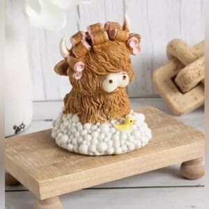 Adorable Brown Highland Cow Bath figure